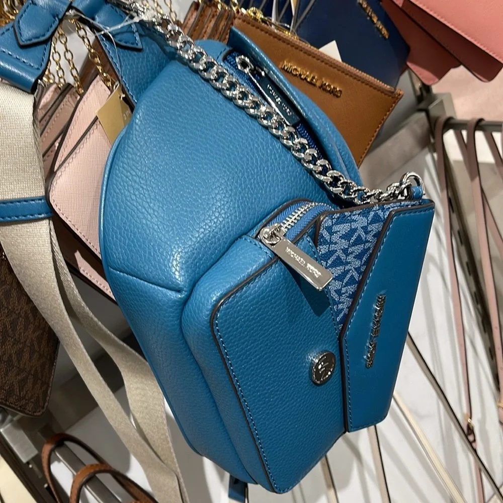MICHAEL KORS
Maisie Large Pebbled Leather 2-in-1 Sling Pack
Teal
NWT - Picture 8 of 16